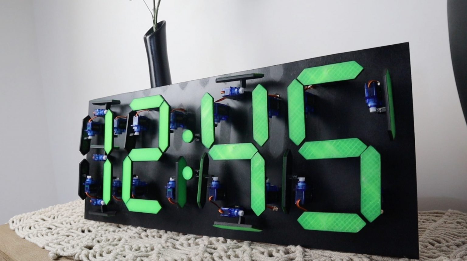 Mechanical 7 Segment Display Clock Using An Arduino & 28 Servos | The ...